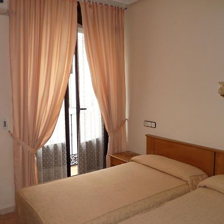 Hostal Fernandez Madrid Exterior photo