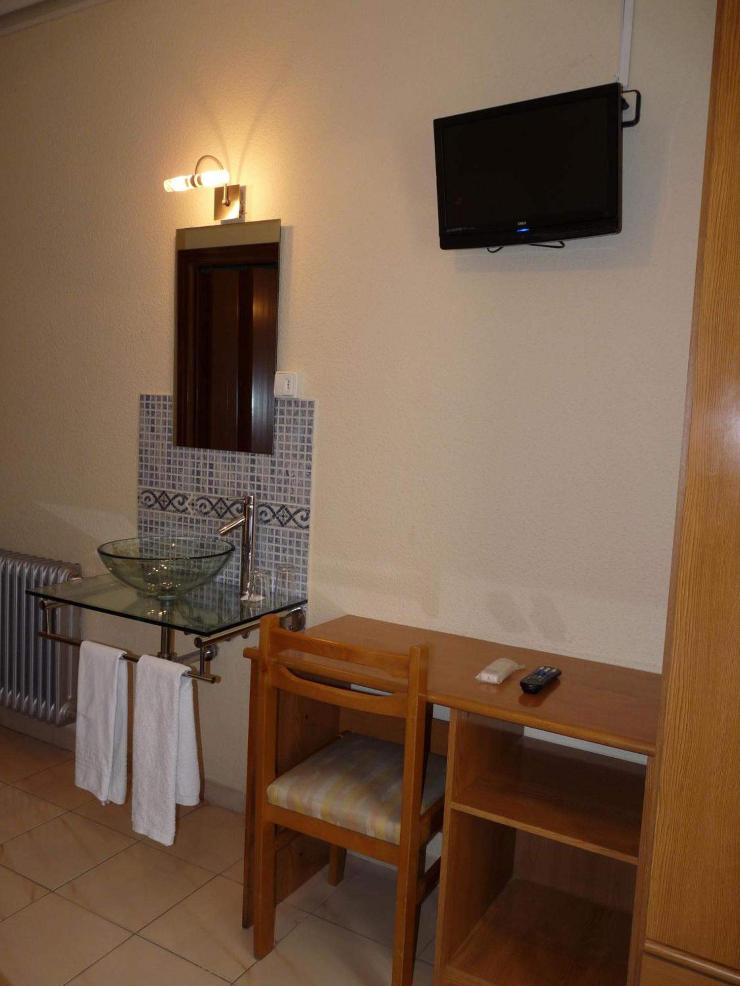 Hostal Fernandez Madrid Exterior photo