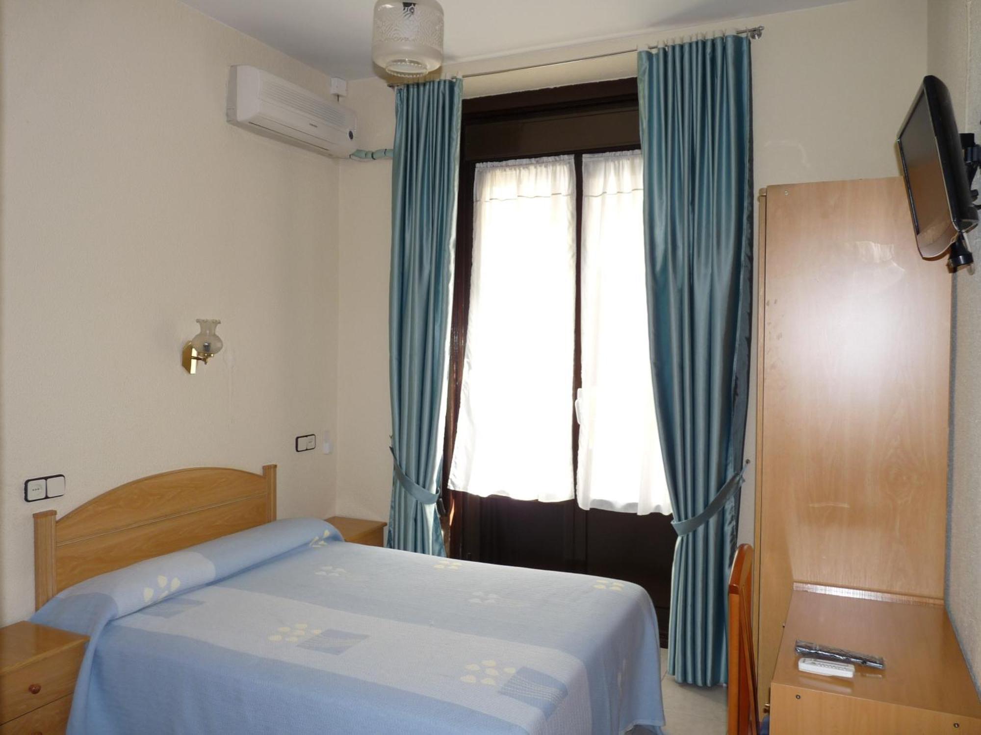 Hostal Fernandez Madrid Exterior photo
