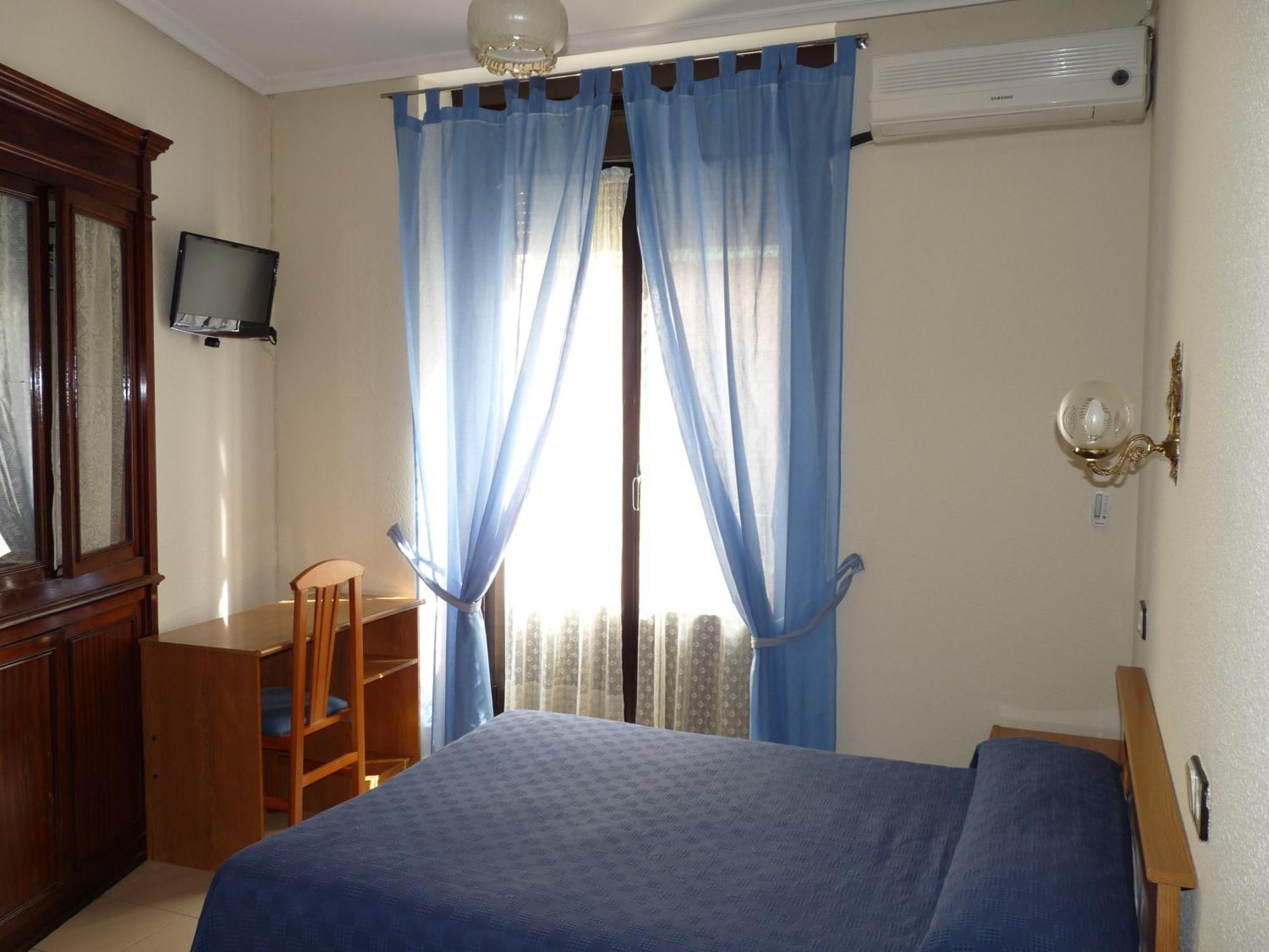 Hostal Fernandez Madrid Exterior photo