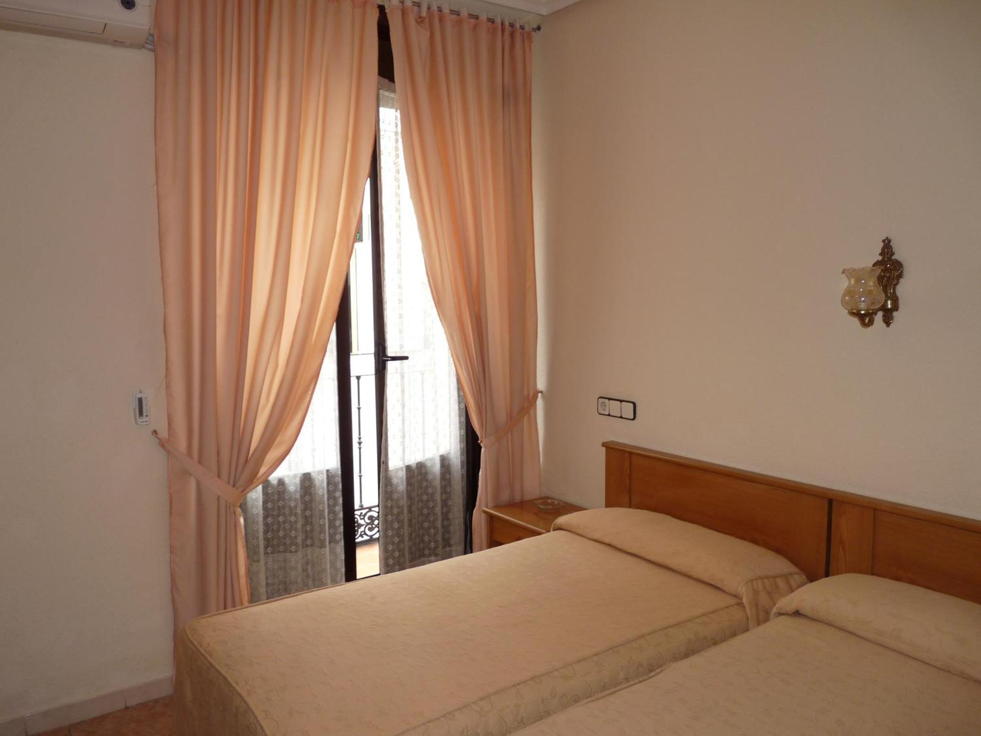 Hostal Fernandez Madrid Exterior photo