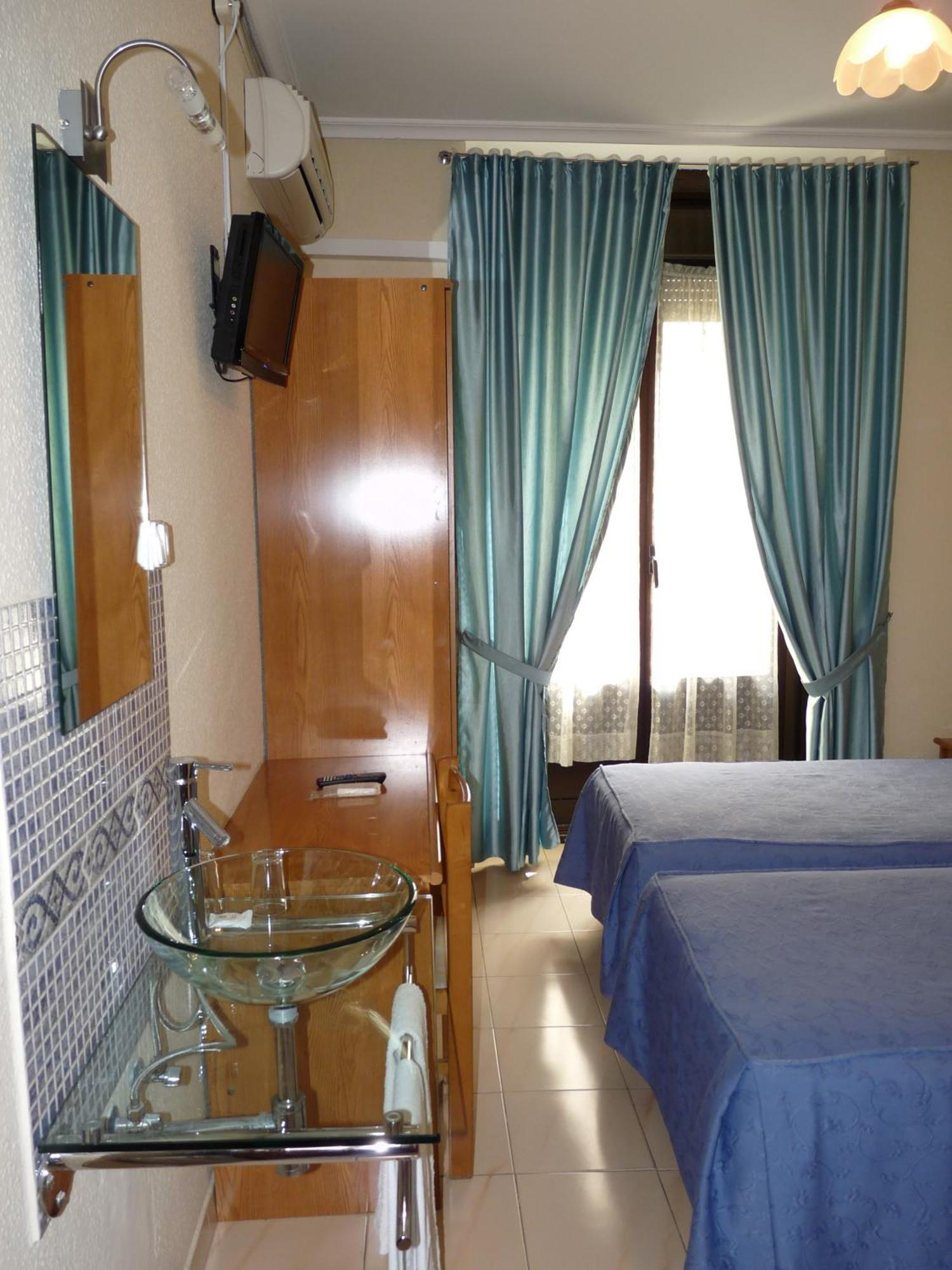Hostal Fernandez Madrid Exterior photo